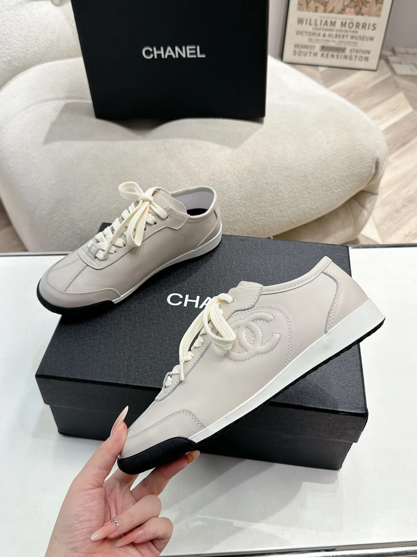 👟👟Ex-factory price 560👟👟 Chanel Grandma 2024 counter top casual sports shoes This classic design; the upper is electro-embroidered with a variety of techniques; the outsole is fashionable and sporty; it is unusual to incorporate a variety of color matching elements... The diversified mix and match is very good-looking and versatile, casual, fashionable, sports and outdoor can be taken into account... ꫛꫀꪝ Go➫ Material: ❶Upper is made of: Original imported high silk cow suede + small fragrance fabric ❷Inner lining: original imported breathable sheepskin lining ❸Outsole based on: original TPU combination outsole Special counter boutique packaging complete set for women 35–41